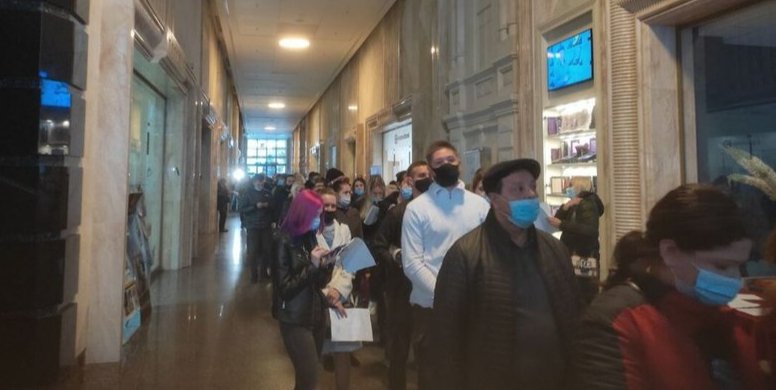 В Одессе и Днепре выстроились огромные очереди на вакцинацию (Фото: uatv.ua)