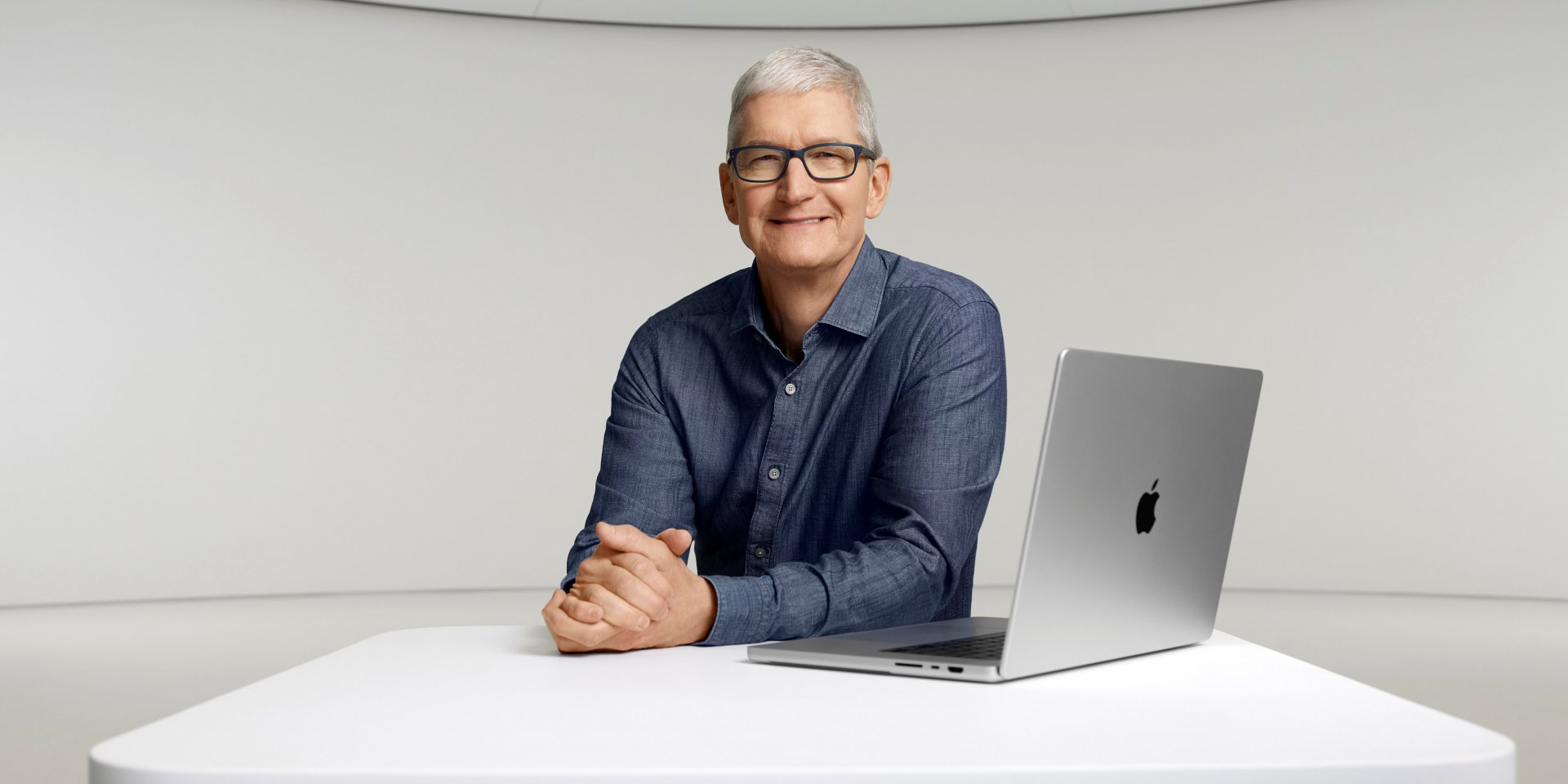 Нудна фотографія Тіма Кука і нового MacBook як ідеальна характеристика останніх заходів Apple (Фото: Apple Inc / Handout via REUTERS)