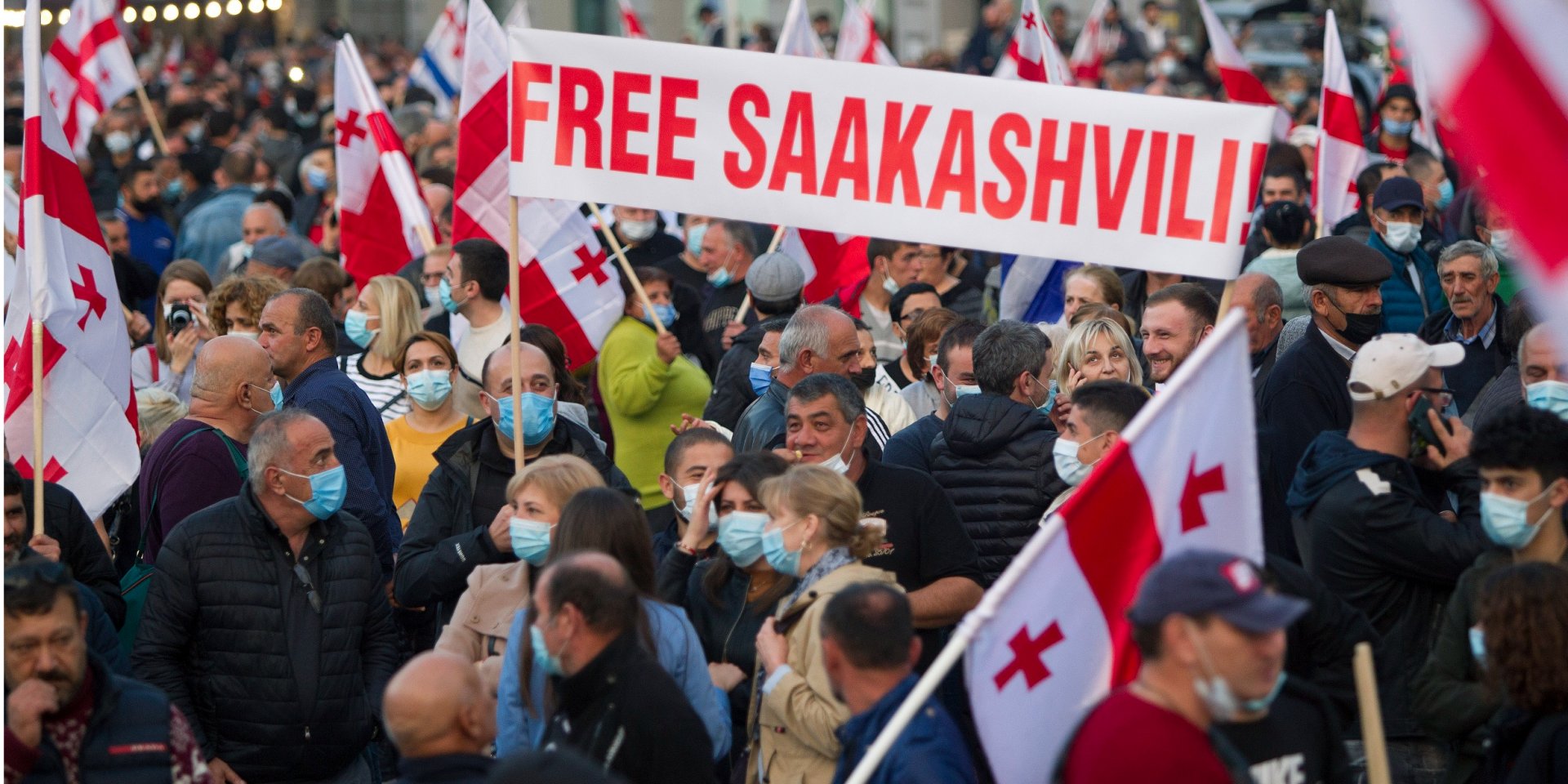 У вуличних мітингах на підтримку Саакашвілі взяли участь близько 50 тис. осіб. (Фото: 14 жовтня / Шах Айвазов / AP Photo)