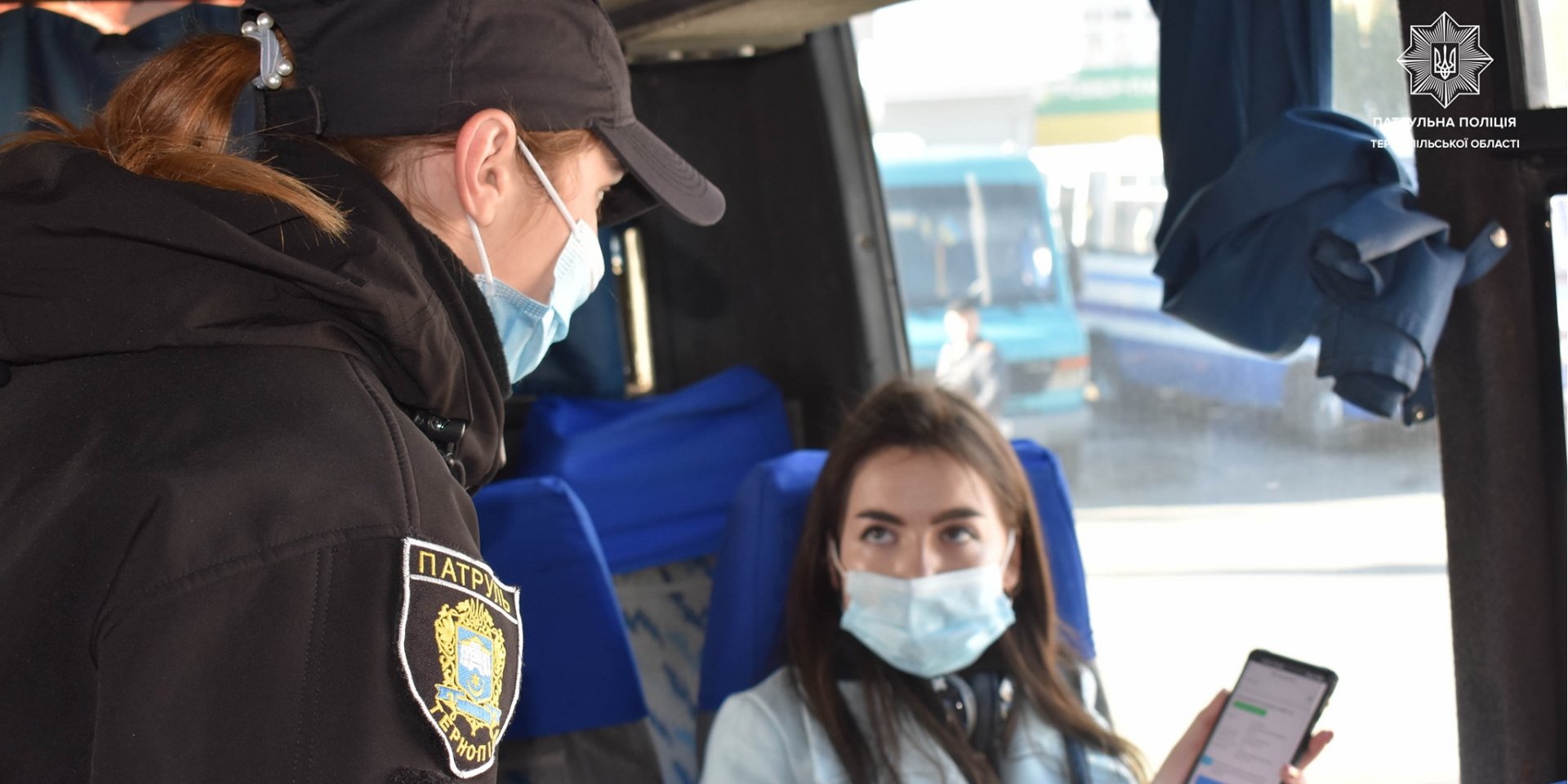 Поліціянтка перевіряє електронний ковід-сертифікат у&nbsp;пасажирки автобуса в&nbsp;Тернополі (Фото: Національна поліція / Twitter)