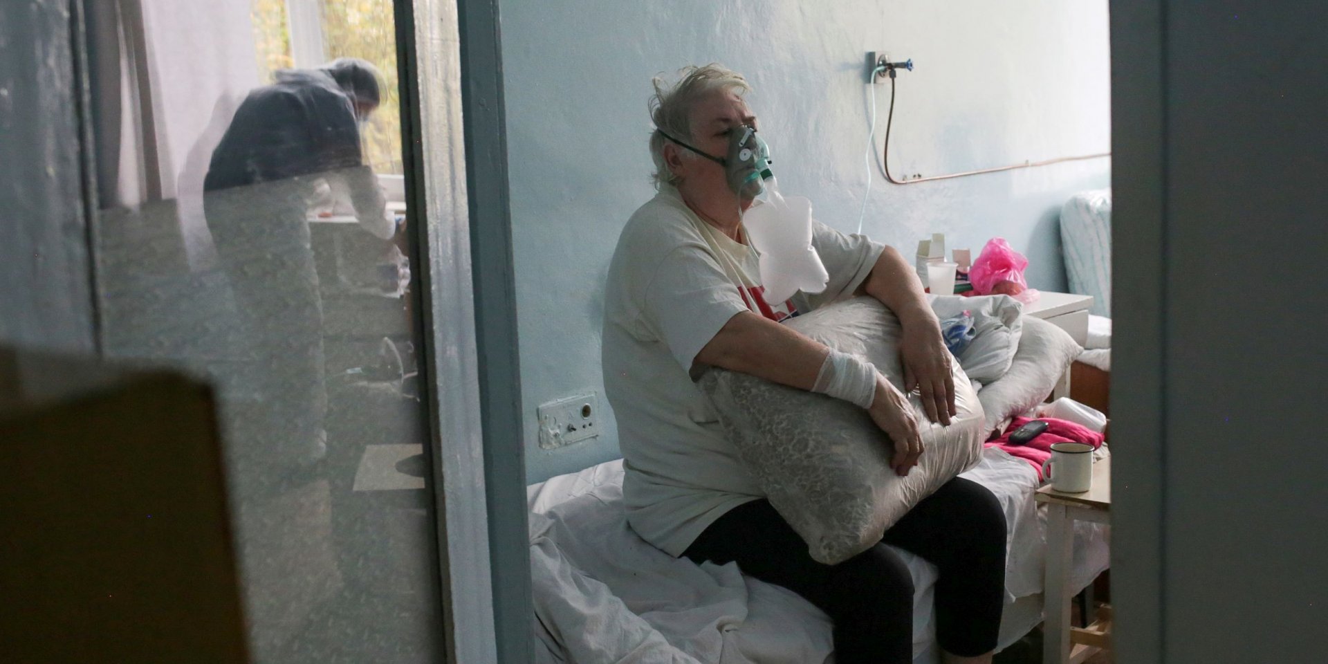В украинских больницах растет количество пациентов с коронавирусом (Фото: Anastasia Vlasova/Reuters)