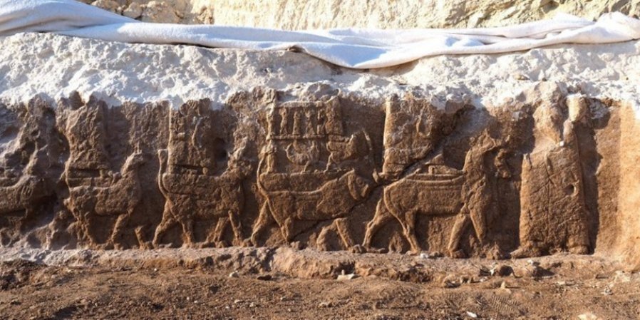 Археологи нашли рельеф и винодельню возрастом 2700 лет (Фото: Alberto Savioli per LoNAP)