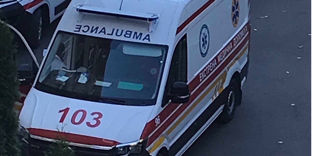 В Калуше под больницей скорые выстроились в очередь (Фото: Наталія Кінаш/Facebook)