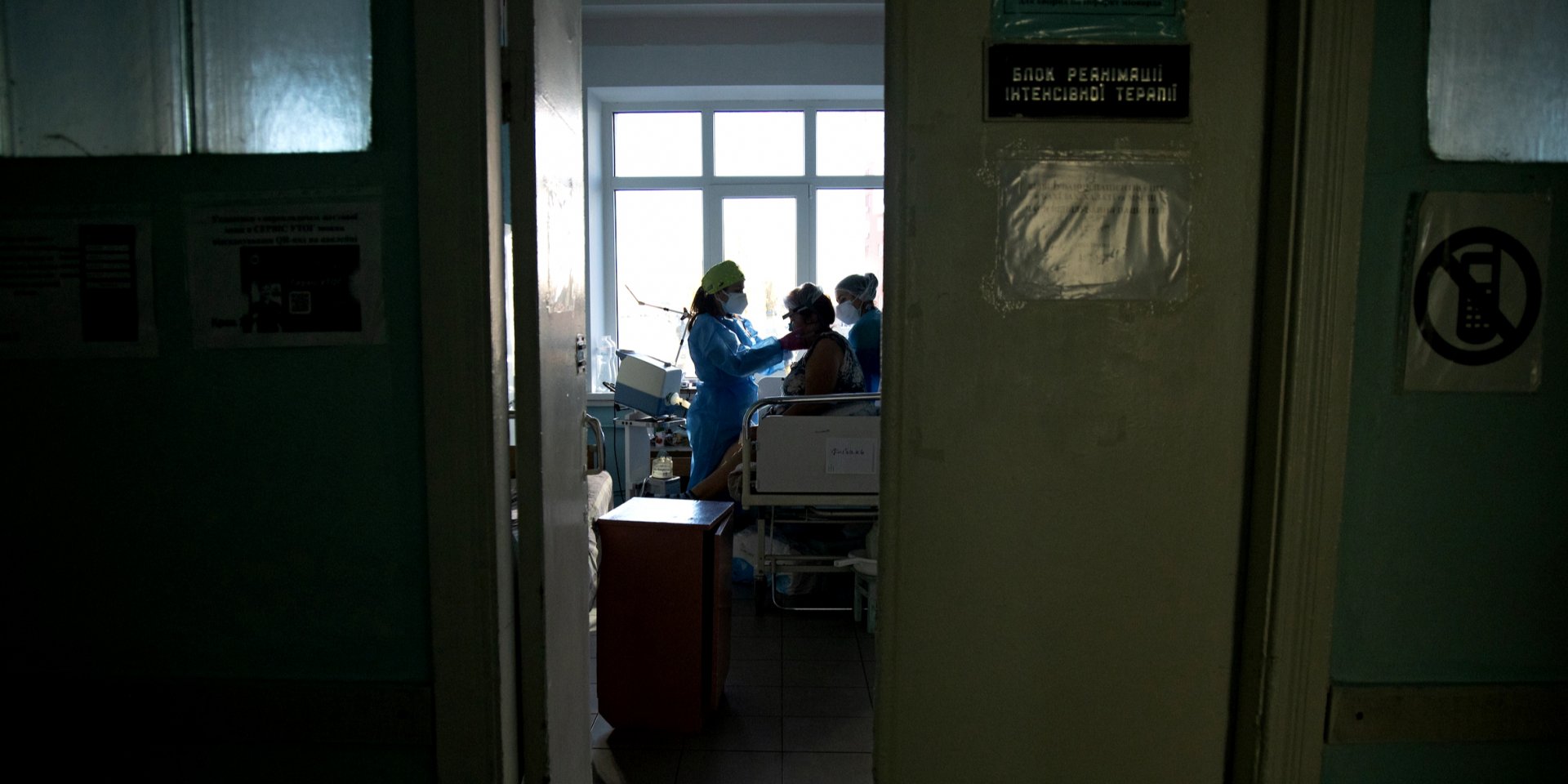 В Украине растет число инфицированных коронавирусом (Фото: REUTERS/Stanislav Kozliuk)