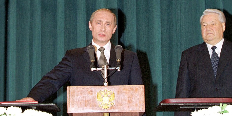 Володимир Путін (ліворуч) складає присягу після обрання президентом Росії у 2000 році (Фото: kremlin.ru)