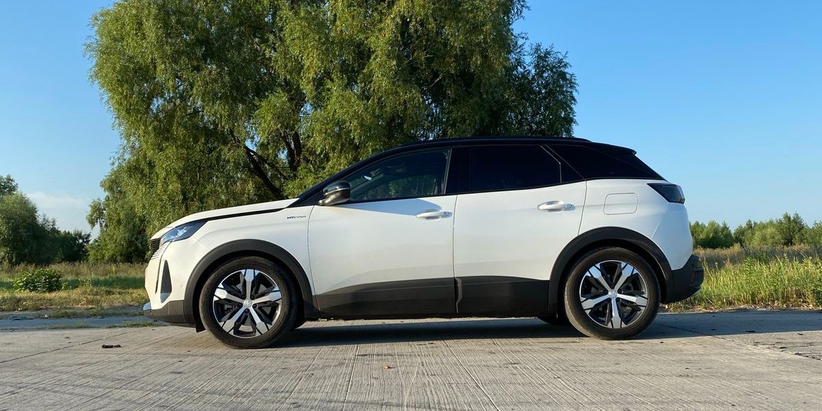 Peugeot 3008 Hybrid4. Снято на Samsung Galaxy S21 Ultra (Фото: НВ)