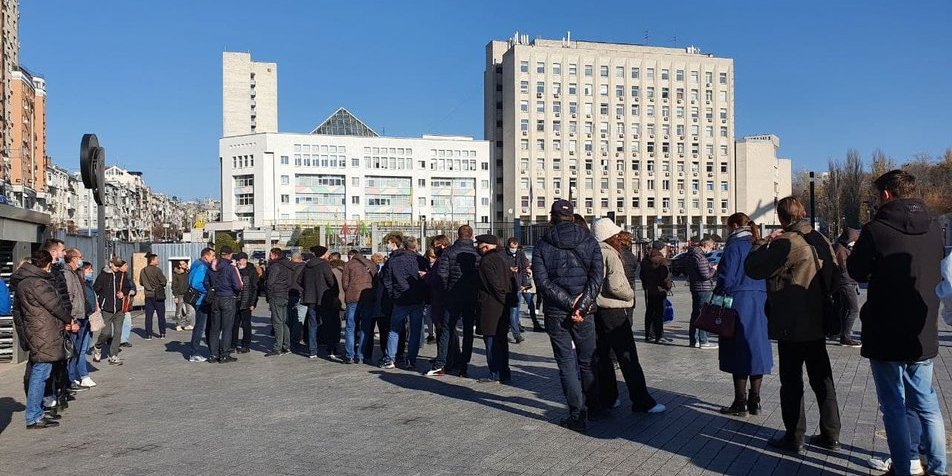 В Киеве возле пунктов вакцинации выстроились очереди из сотен человек (Фото: Карина Бугайченко/Суспильне)