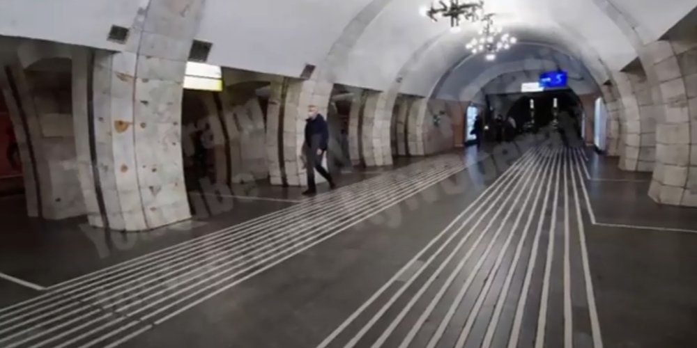 Утром в метро Киева практически нет пассажиров (Фото: Кадр видео Киев Оперативный)