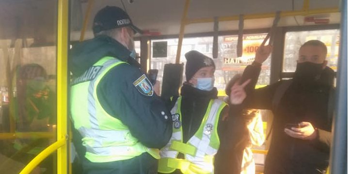В Сети появилось фото проверки COVID-сертификатов в транспорте и на остановках в Киеве (Фото: Леся Падалка/facebook.com)