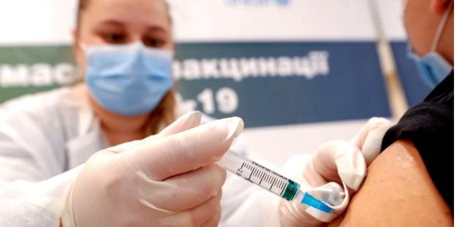 Как рассказали в Минздраве, больше всего привитых хотя бы одной дозой вакцины в Киеве (Фото: Valentyn Ogirenko/Reuters)