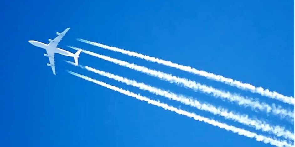 Депутат распространил старую конспирологическую теорию о так называемых «химтрейлах» (Фото: Adrian Pingstone/wikipedia.org)
