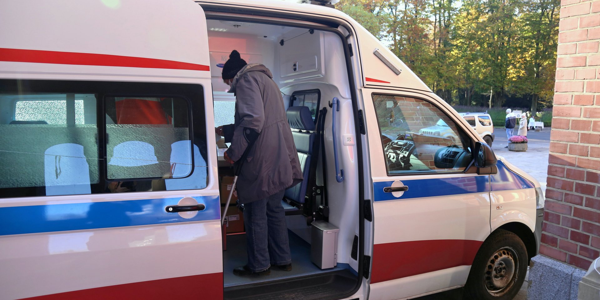 В Польше на кладбищах работают пункты вакцинации от коронавируса (Фото: Agencja Gazeta/Cezary Aszkielowicz via REUTERS)