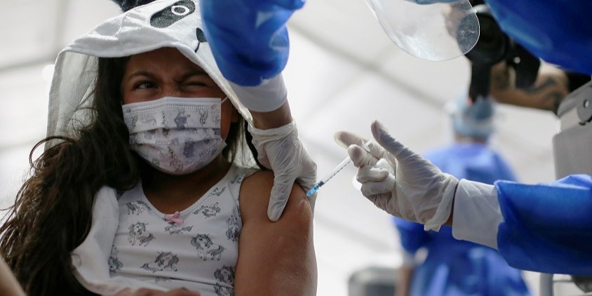 Вакцинация от COVID-19 обеспечивает лучшую защиту (Фото: REUTERS/Luisa Gonzalez)