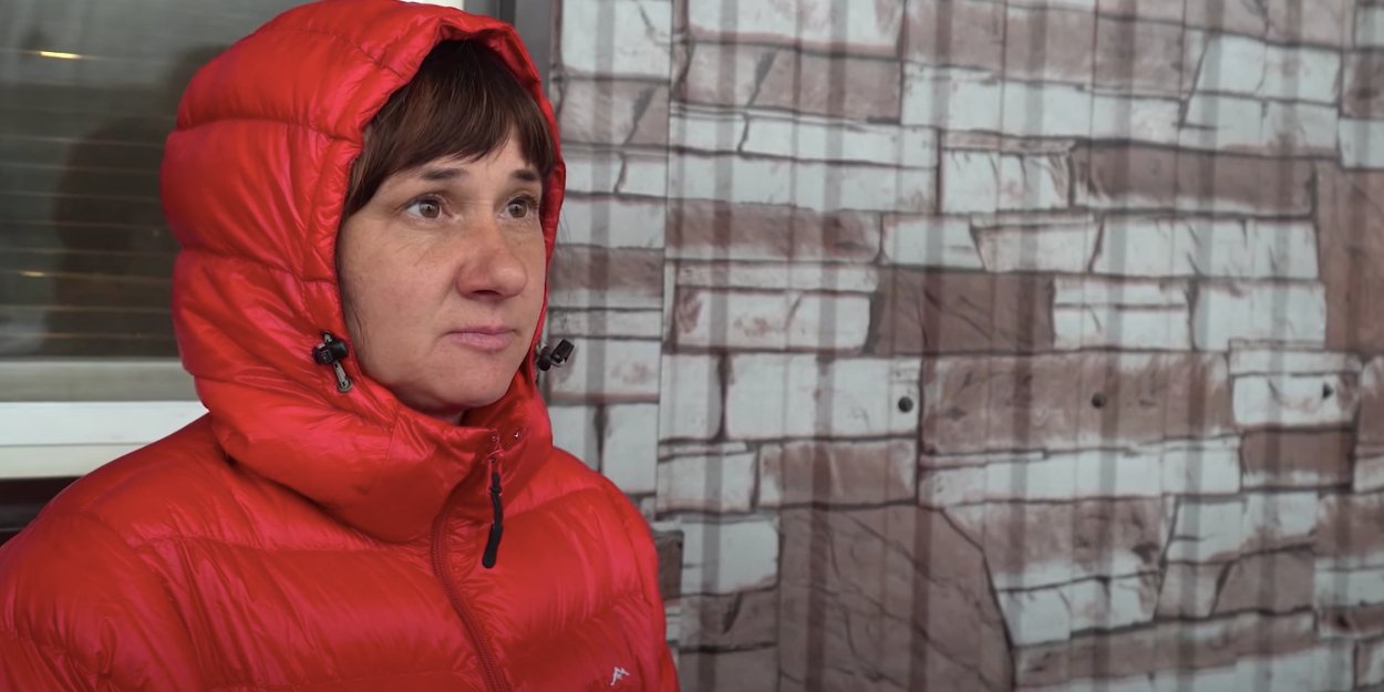 НВ опитав перехожих на станції метро Вокзальна про те, чи перевіряють сертифікати вакцинації в метро та залізничному вокзалі (Фото: Скріншот відео НВ)