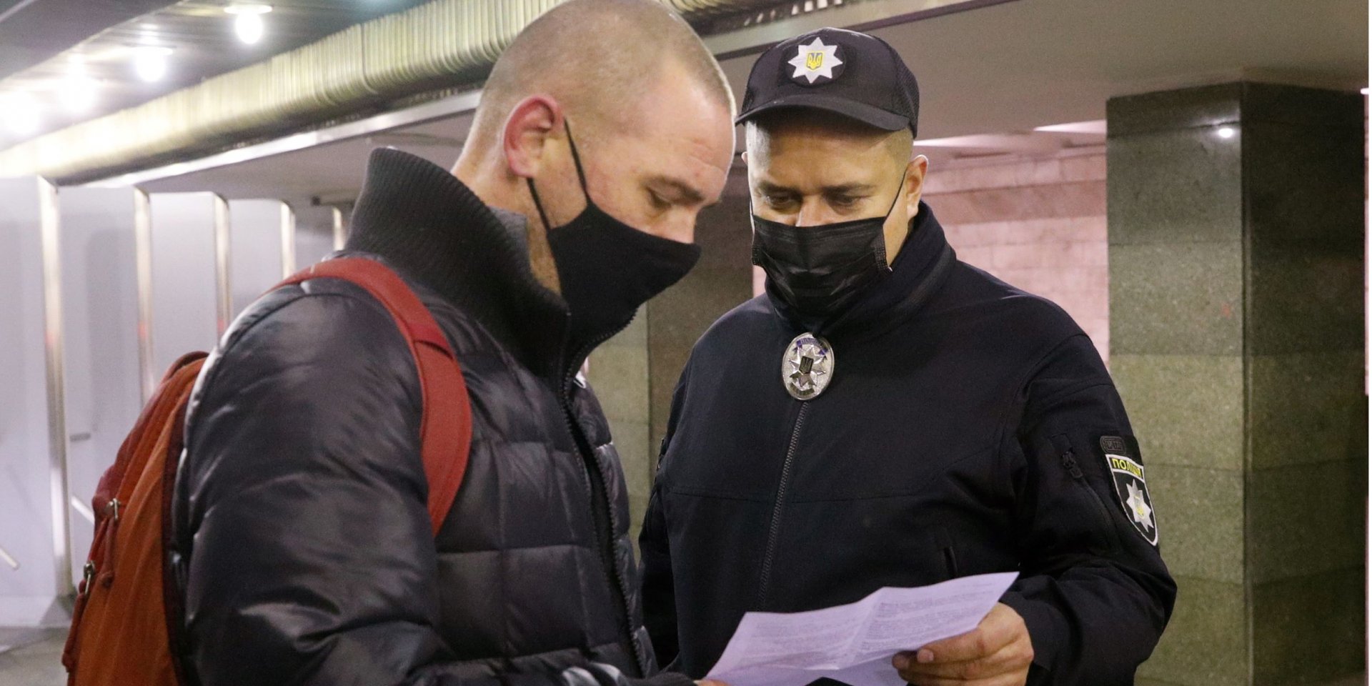 Полиция проверяет наличие COVID-сертификатов в красных зонах карантина (Фото: Valentyn Ogirenko/Reuters)