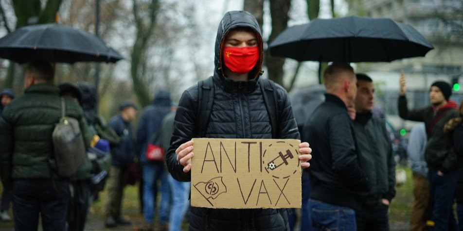В Киеве проходит марш противников вакцинации от коронавируса (Фото: Суспільне)