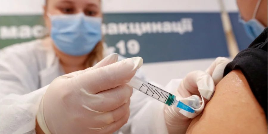 В Украине проходит пятый этап вакцинальной кампании; прививки могут получить все желающие старше 18 лет (Фото: REUTERS/Valentyn Ogirenko)