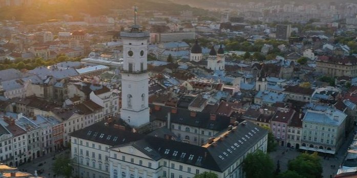 Во Львове из-за карантина ограничат доступ к админзданиям городского совета, в том числе и Ратуше (Фото: Львовский городской совет)