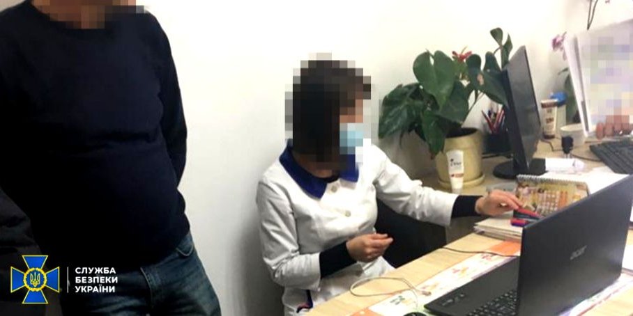 Сертификаты пациентов, получивших их за взятку, будут аннулированы (Фото: СБУ)