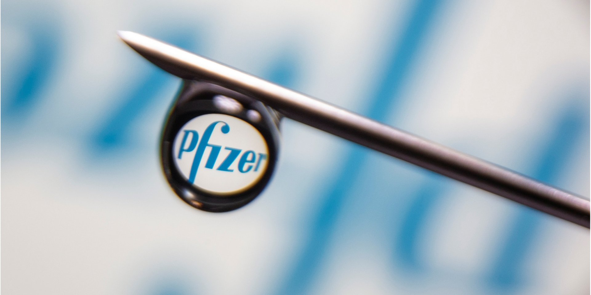 Эффективность вакцины Pfizer против так называемого «дикого» варианта вируса SARS-CoV-2, который впервые обнаружили в китайском Ухане, — 95%. (Фото: REUTERS/Dado Ruvic/Illustration)