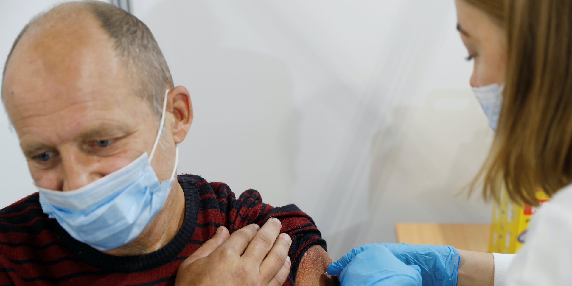 В Украине увеличилось число людей, желающих вакцинироваться (Фото: REUTERS/Valentyn Ogirenko)