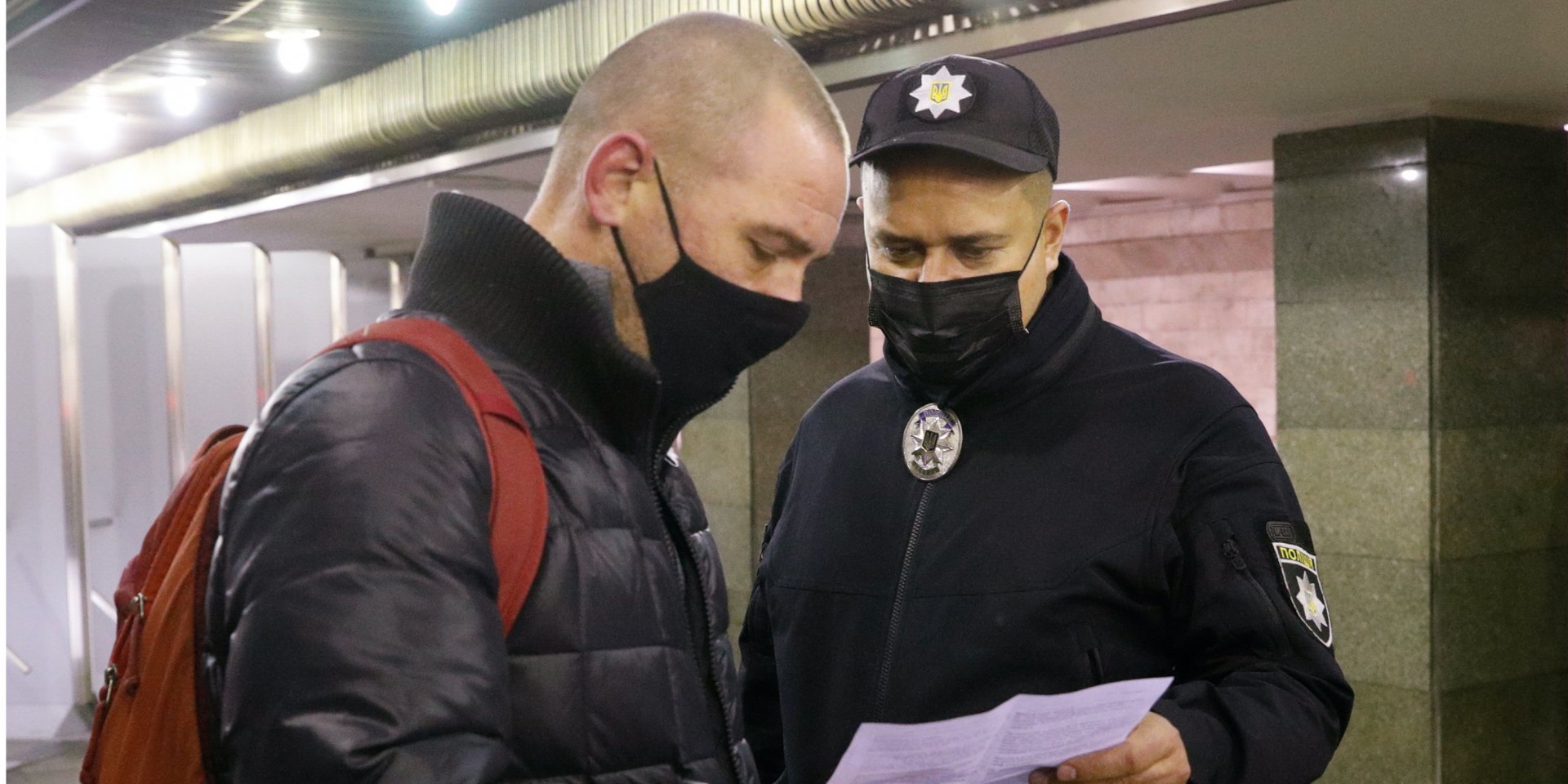 Полиция проверяет COVID-сертификаты на входе одной из станций метро в Киеве (Фото: REUTERS/Valentyn Ogirenko)