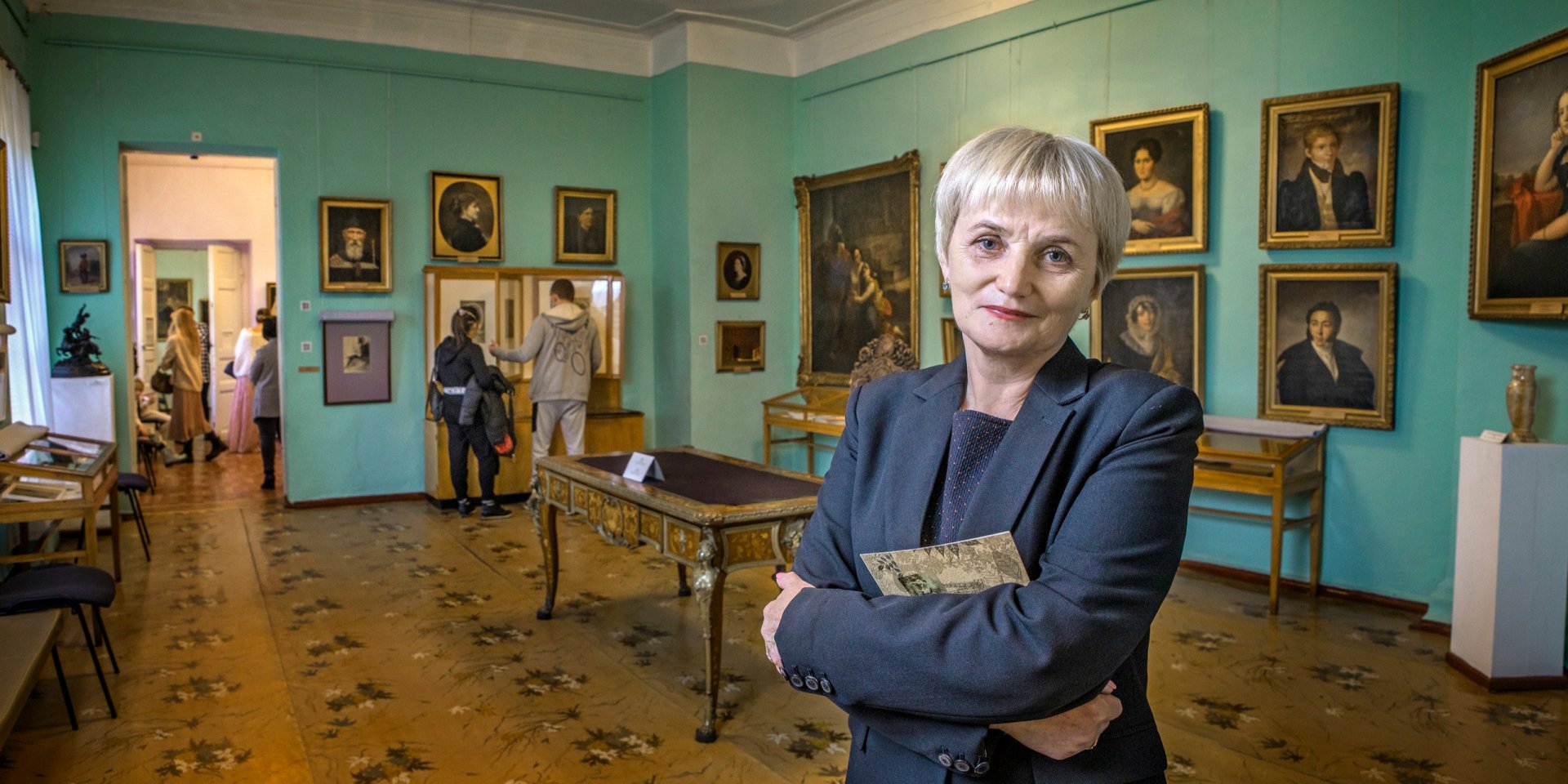 ДЕЛО ЦЕЛОЙ ЖИЗНИ: Елена Семенченко впервые возглавила сельский музей, в котором хранятся картины всемирно известных художников, еще когда училась в 8-м классе школы. И работает здесь уже 30 лет (Фото: Александр Медведев / НВ)