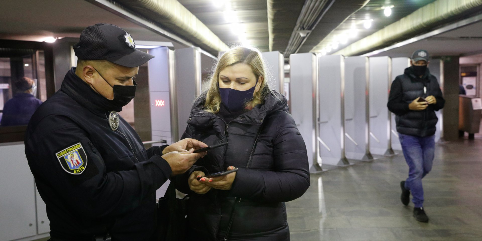 Выборочные проверки карантинных ограничений эффективны, заявляют в полиции (Фото: REUTERS/Valentyn Ogirenko)
