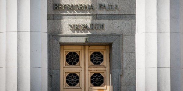 С 15 ноября в Раду пускают только при наличии вакцинации, отрицательного теста на коронавирус или справки о перенесенной болезни (Фото: НВ)