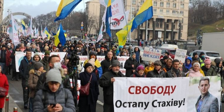 Противники вакцинации от коронавируса провели митинг у Верховной Рады, а затем пошли к СБУ (Фото: Громадське)