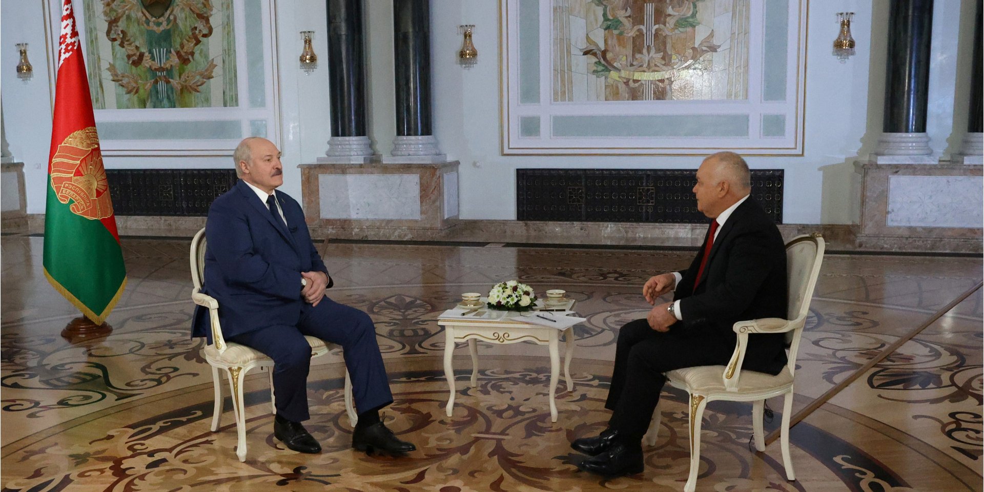 Лукашенко дает интервью российскому пропагандисту Дмитрию Киселеву, 30 ноября 2021 года (Фото: Sergei Sheleg / BelTA / Handout via REUTERS)