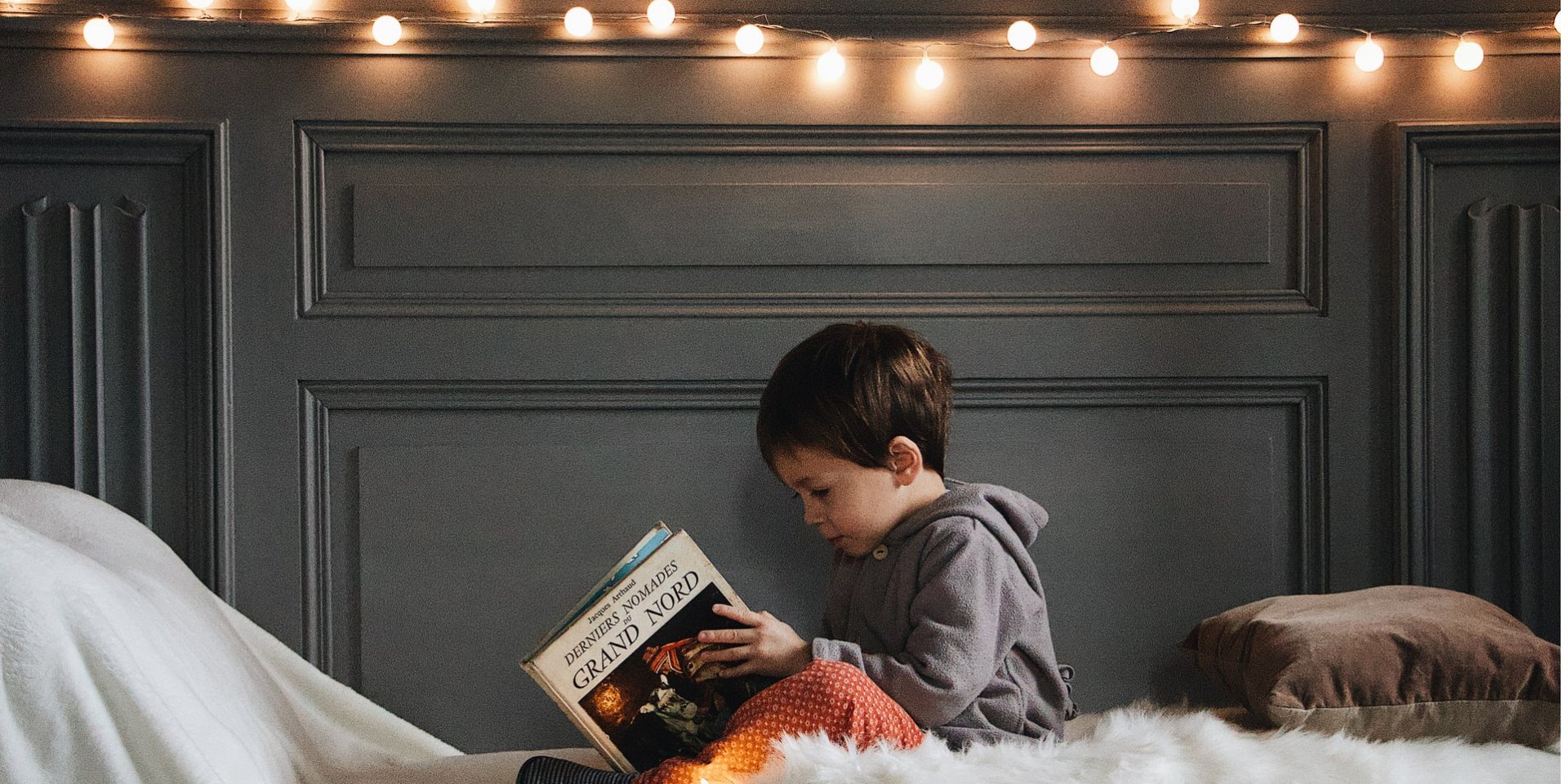 Правильные книги настраивают на праздничную атмосферу (Фото: unsplash)