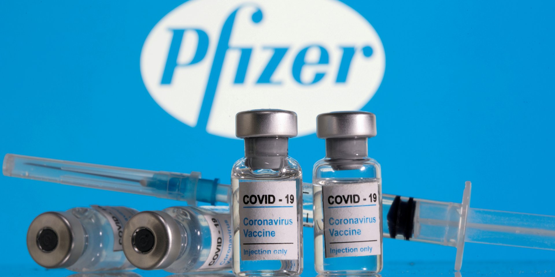 В Pfizer заявили, что две дозы вакцины все еще могут обеспечить защиту от тяжелого течения болезни (Фото: REUTERS/Dado Ruvic)