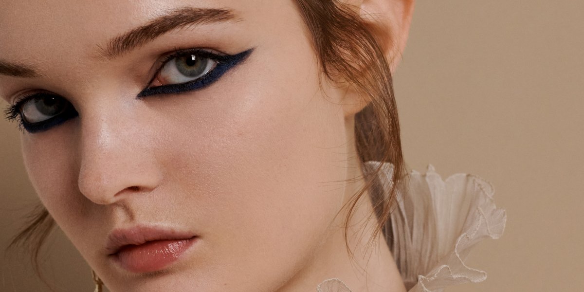 Подводка по краю нижнего века будет в моде в 2022 году (Фото: Sophie Tajan for Dior)