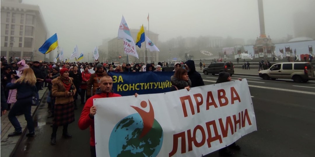 В столице митинговали несколько сотен противников вакцинации (Фото: Укринформ / Twitter)