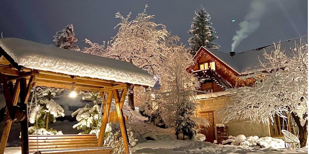 Зимой Карпаты выглядят сказочно (Фото: nadprutom.apartments/instagram)