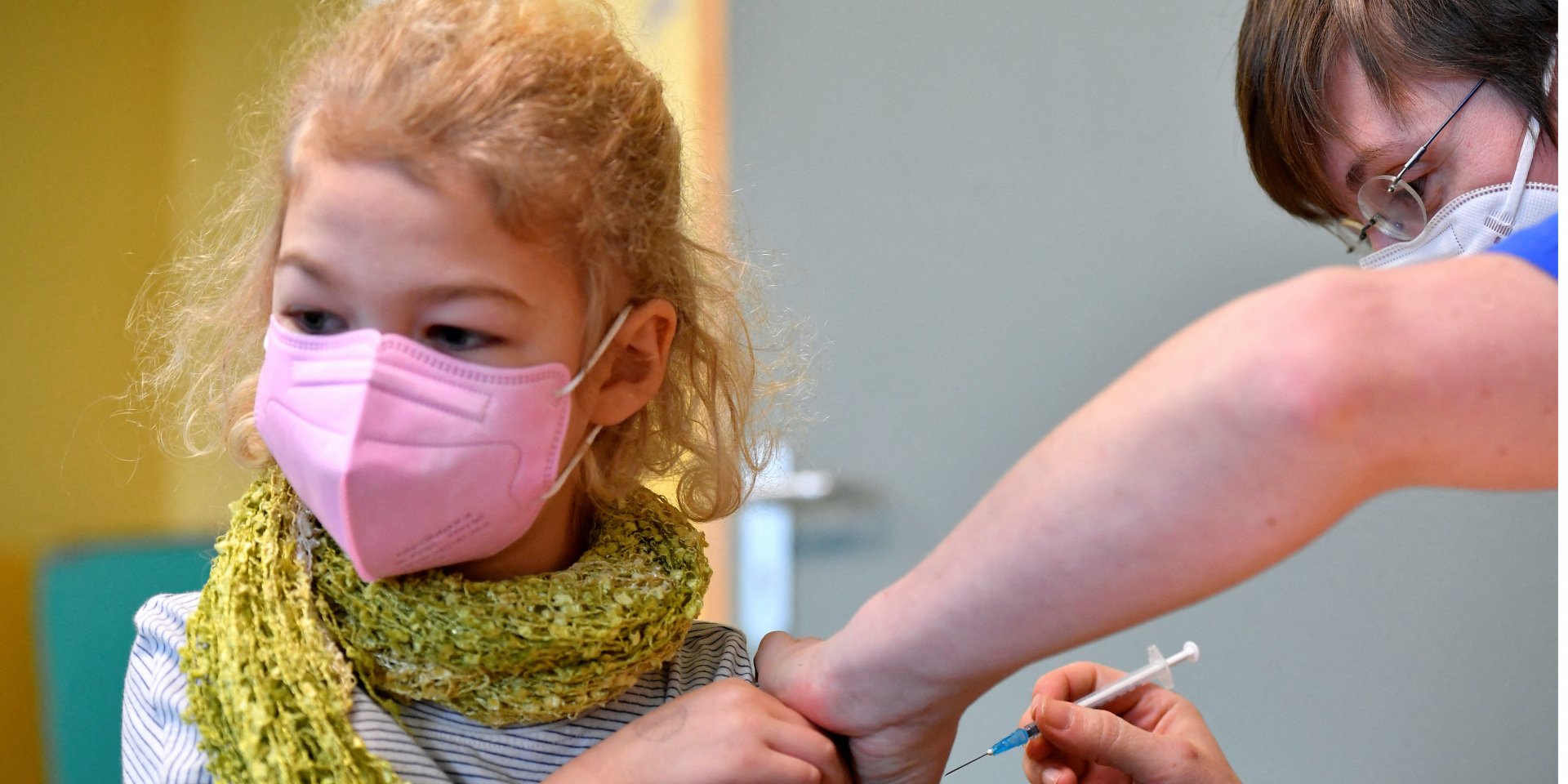В Германии детей вакцинируют от COVID-19 (Фото: REUTERS/Matthias Rietschel)