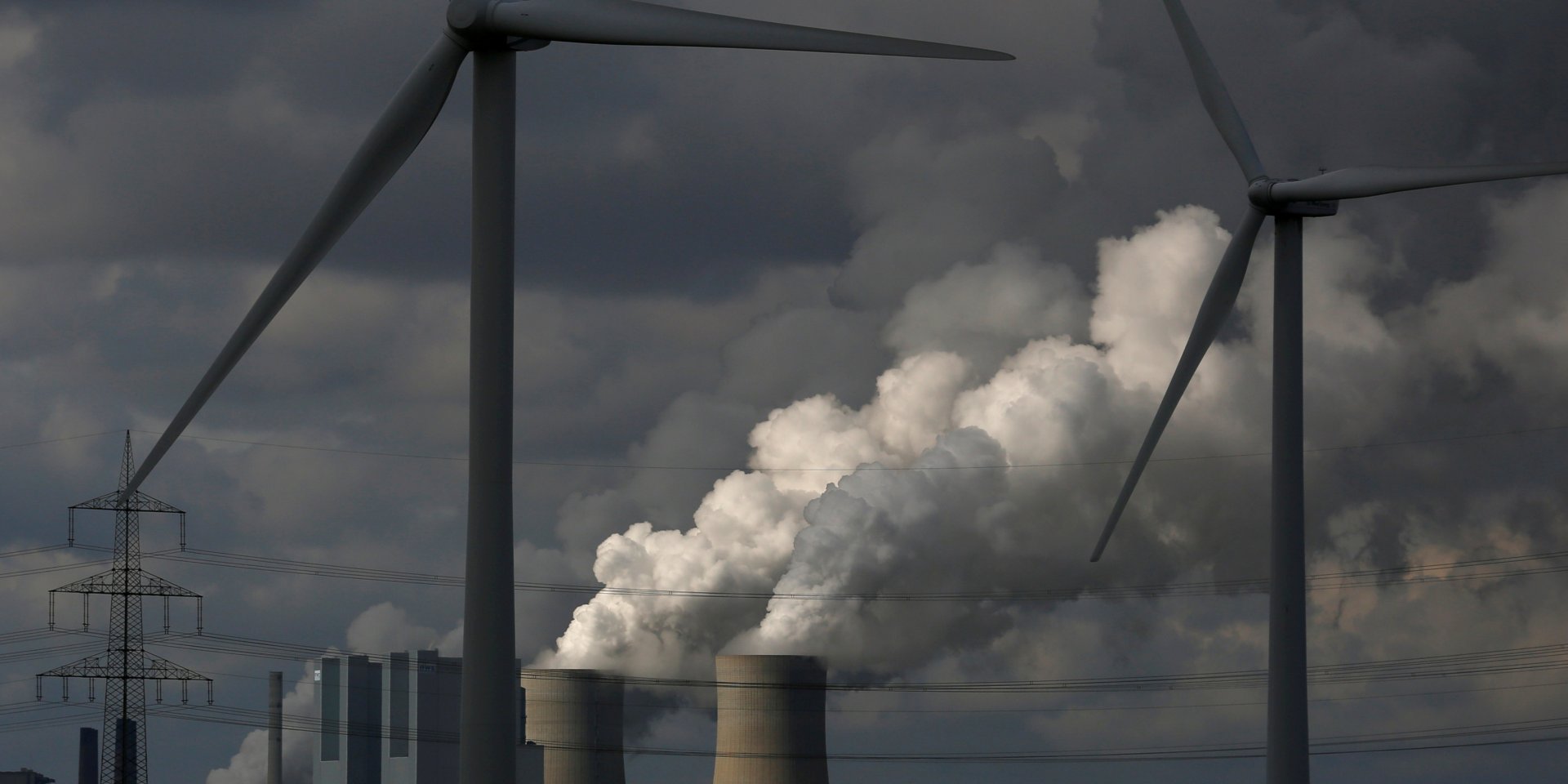 Ветряные турбины на фоне угольной электростанции немецкой компании RWE Power возле города Нойрат, Германия (Фото: REUTERS / Ina Fassbende)