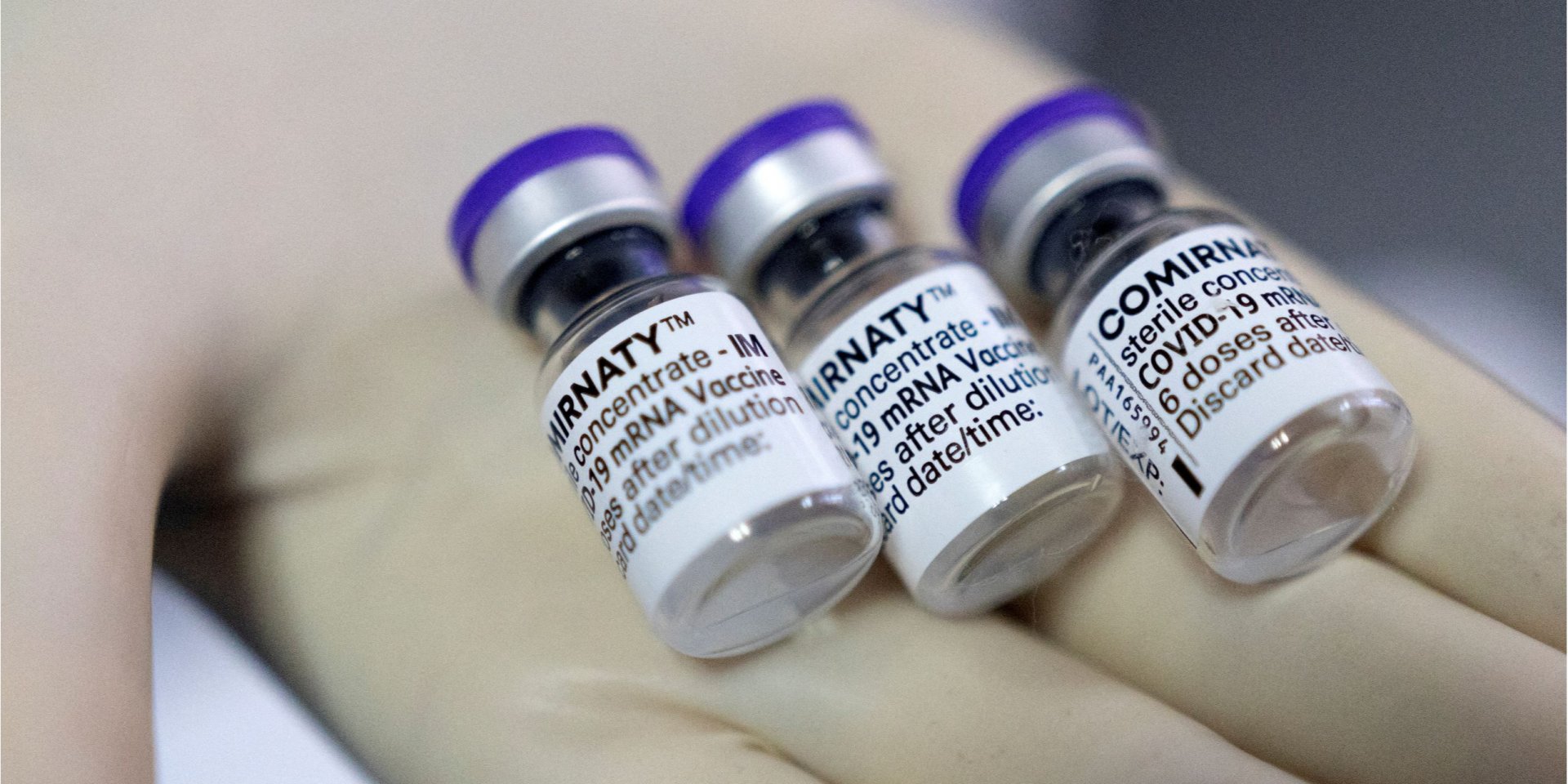 Дополнительную дозу вакцины также могут получить люди с ослабленным иммунитетом (Фото: REUTERS/Dado Ruvic)