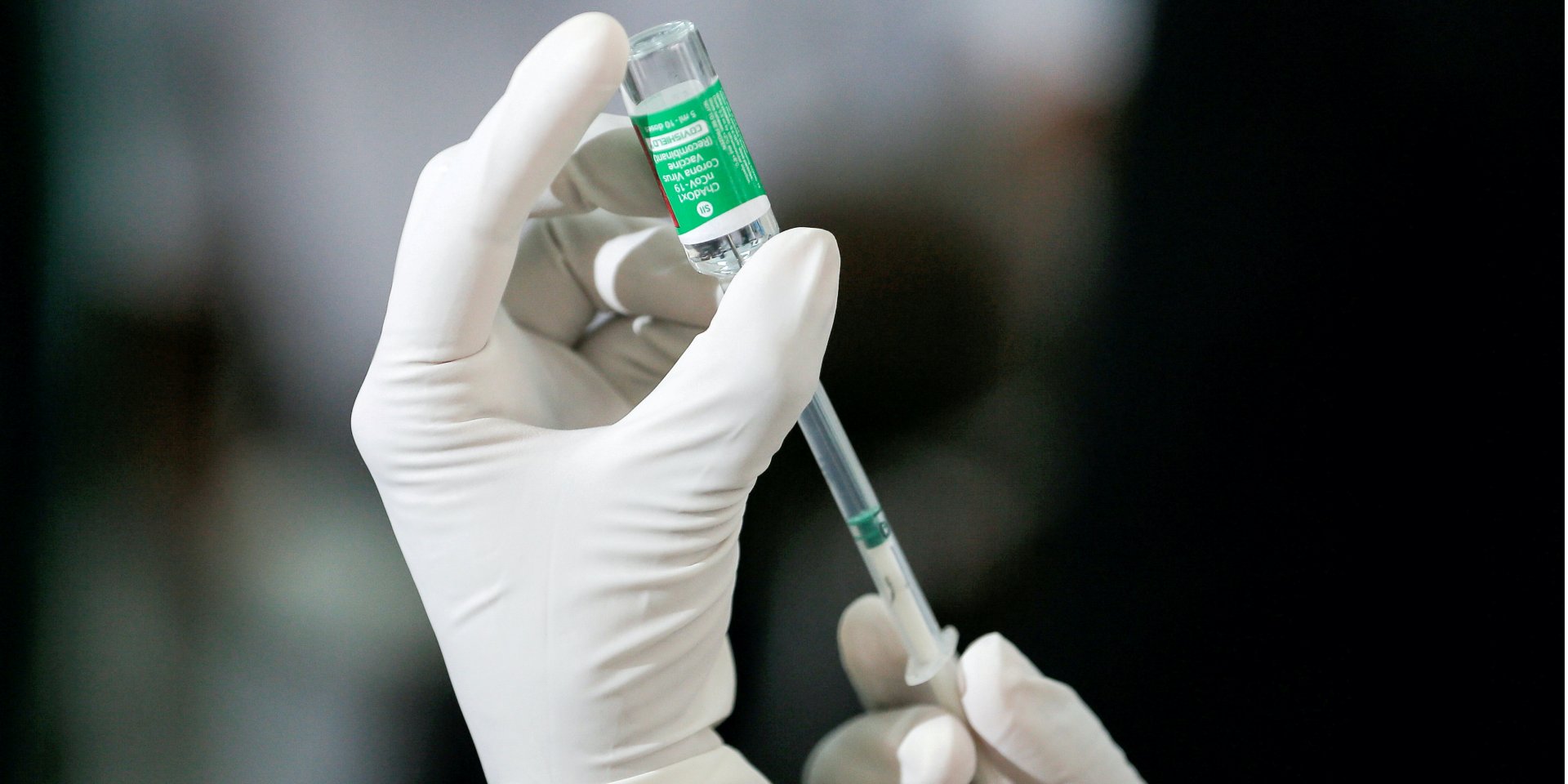 Вакцинация от COVID-19 (Фото: REUTERS/Dinuka Liyanawatte)