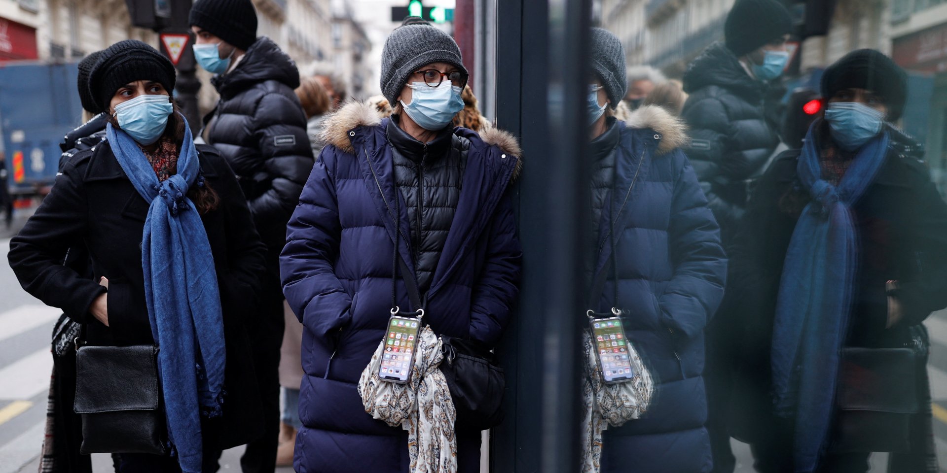 Люди в Париже в очереди на тестирование на коронавирус (Фото: REUTERS/Christian Hartmann)