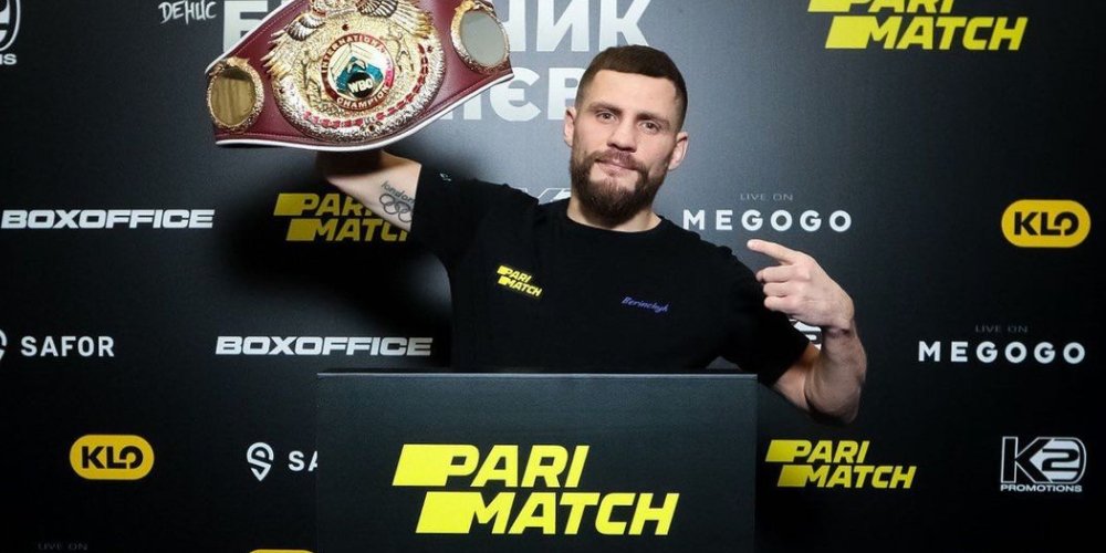 Ukrainian WBO champion Denys Berinchyk poses with his trophy (Photo: instagram.com/berinchyk)