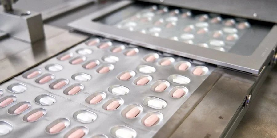Таблетки от коронавируса Paxlovid уже одобрили в США (Фото: Pfizer/Handout/Reuters)