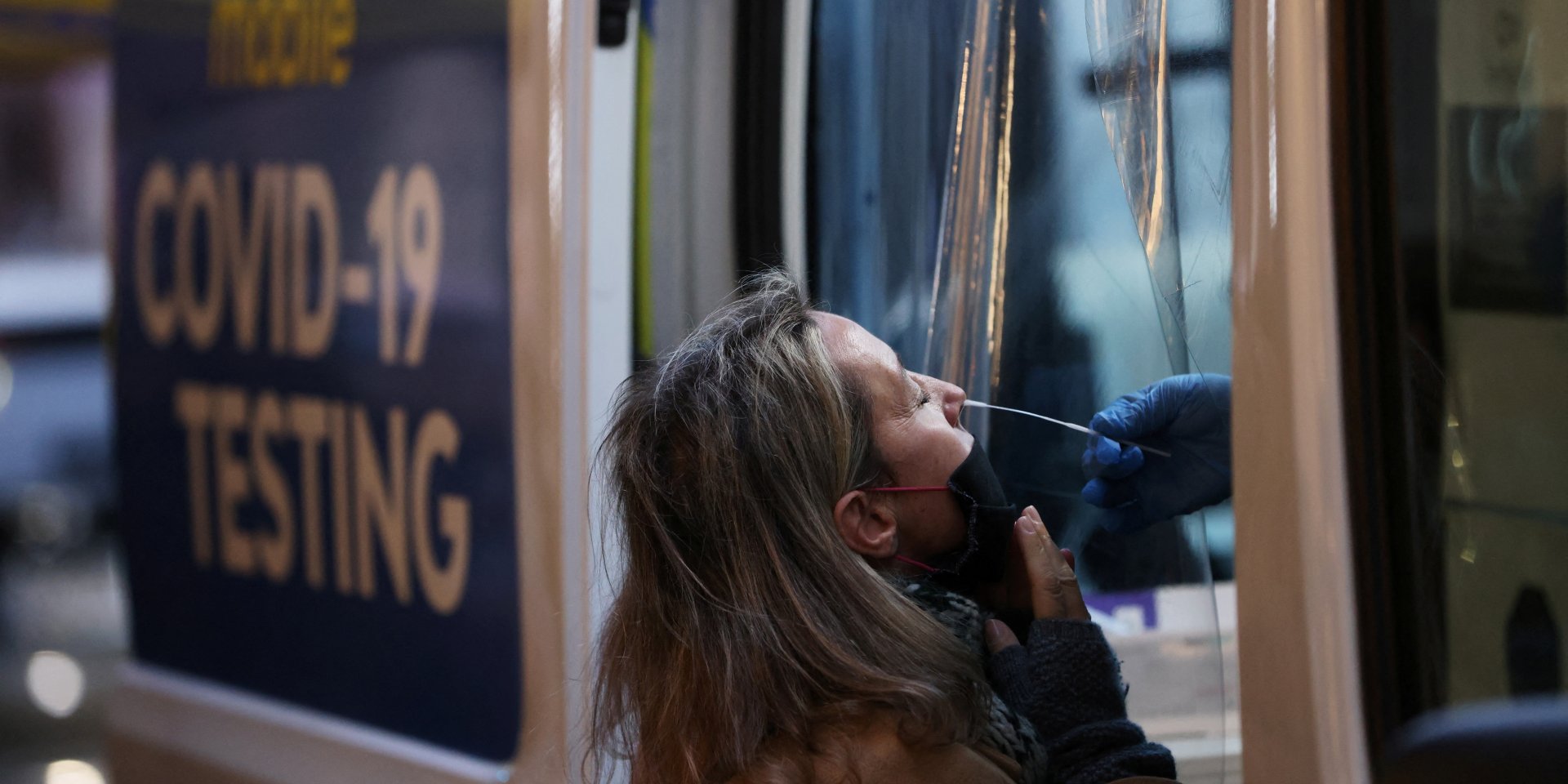 Омикрон может оказаться более устойчивым к вакцинам. (Фото: REUTERS/Andrew Kelly)