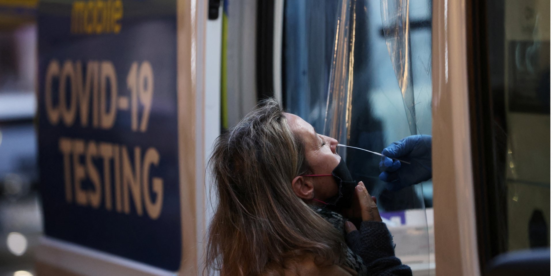 Омікрон може виявитися стійкішим до вакцин (Фото: REUTERS/Andrew Kelly)