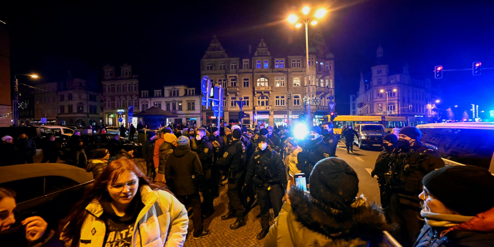 Люди вышли на протест из-за новых ограничений (Фото: REUTERS/Matthias Rietschel)