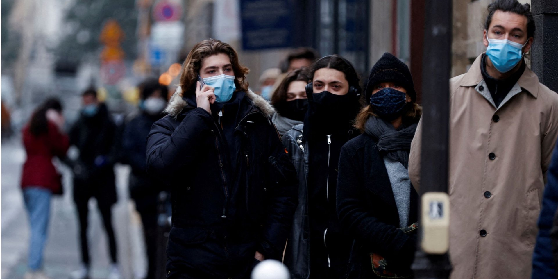 Во Франции растет заболеваемость коронавирусом (Фото: Christian Hartmann/Reuters)