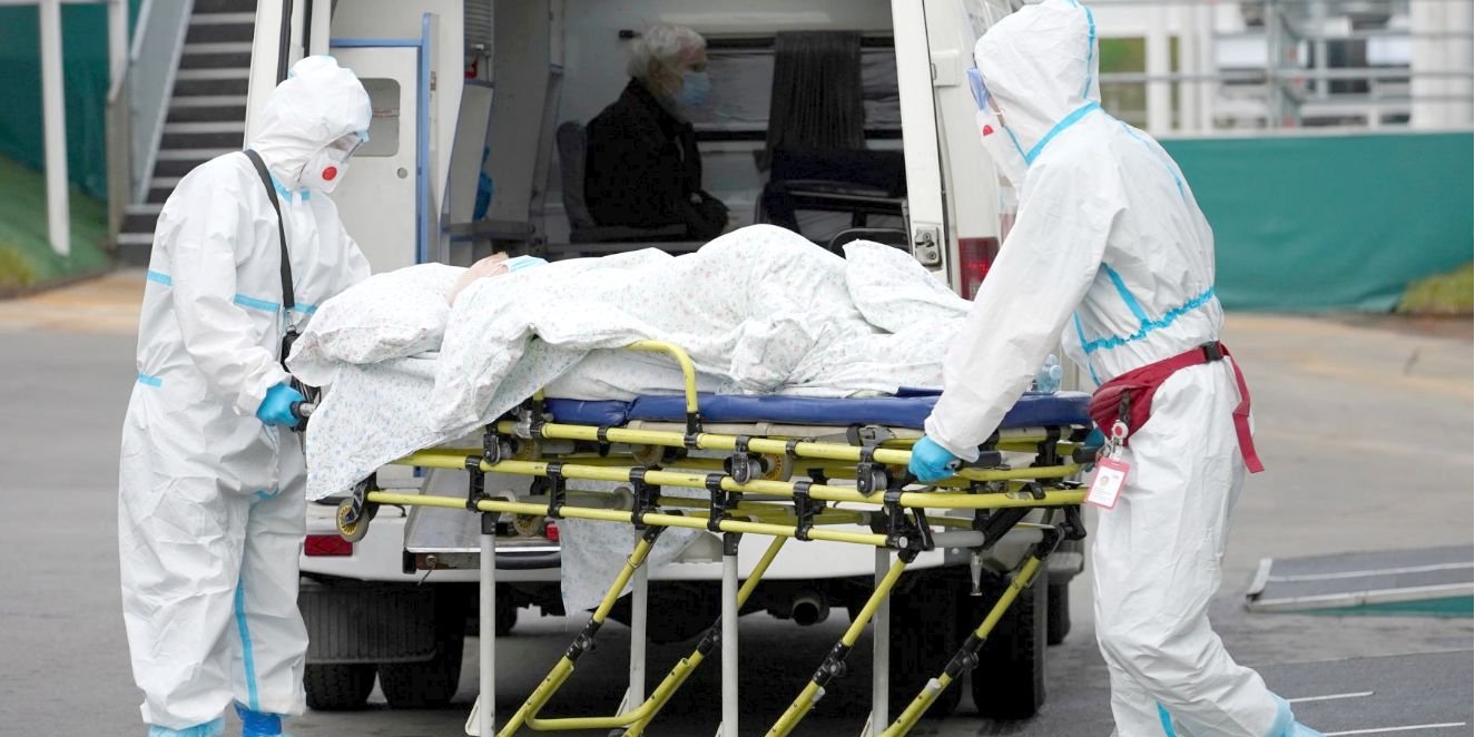 Рекордную смертность связывают с низким уровнем вакцинации (Фото: REUTERS/Tatyana Makeyeva)