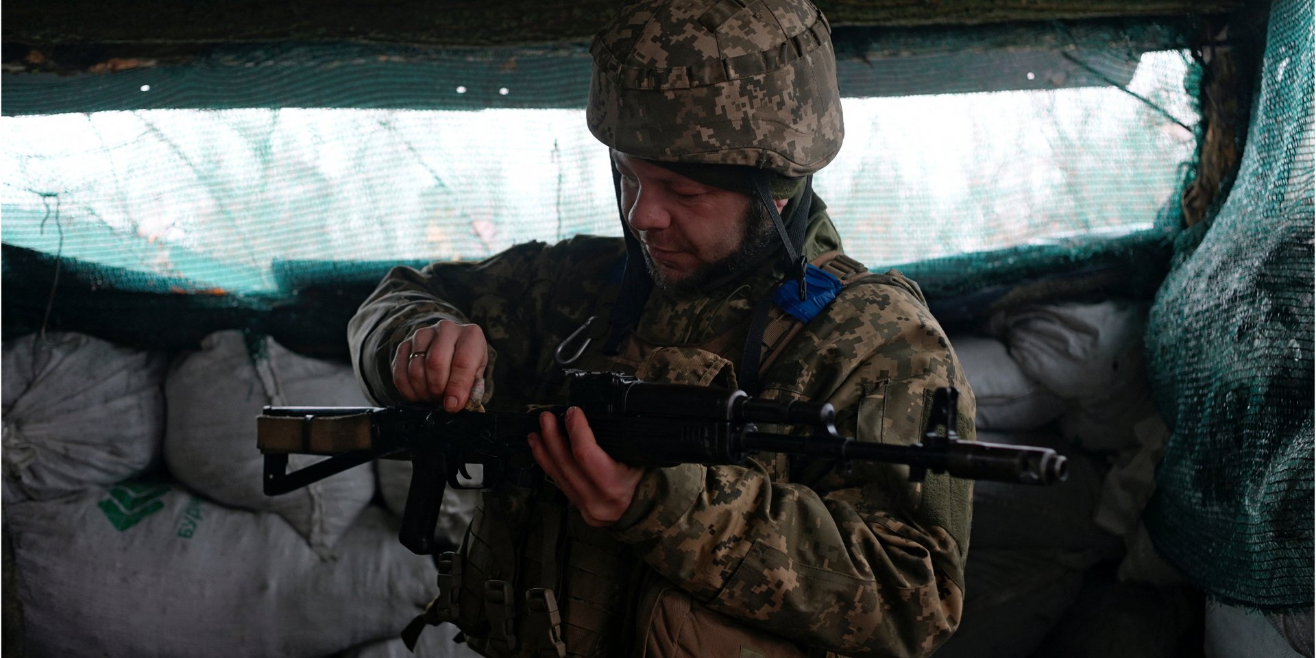 Украинский военный чистит оружие на&nbsp;позиции возле прифронтового города Попасная (Луганская область). Восток Украины и&nbsp;оккупированные территории «Л/ДНР»&nbsp;— одна из&nbsp;вероятных зон потенциального вторжения&nbsp;РФ (Фото: REUTERS/Maksim Levin)