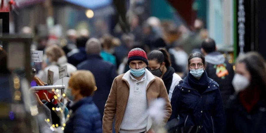Во Франции стремительно растет заболеваемость коронавирусом (Фото: Christian Hartmann/Reuters)